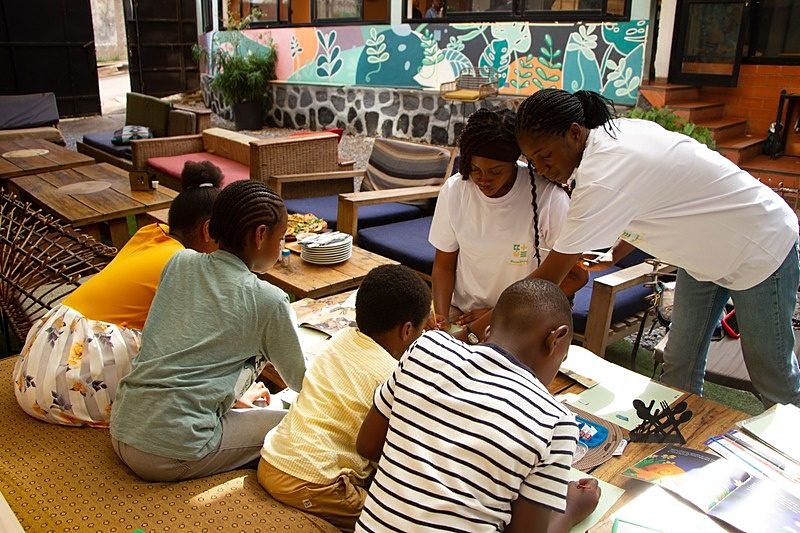 Animatrices BookSeed accompagnant un groupe d'enfants autour de la lecture