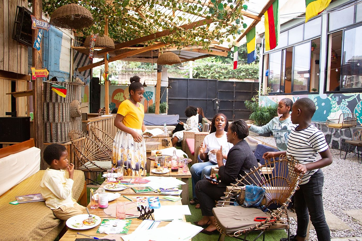 La terrasse du Kfé Littéraire à Douala pendant un atelier BookSeed